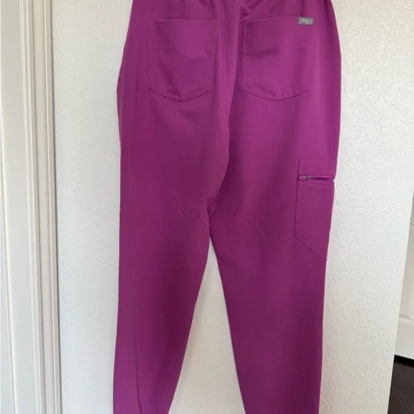 FIGS Small HW Zamora- Bright Fuchsia - Picture 2 of 3